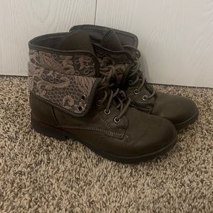 Grey Combat Boot With Lace Detail Size 6.5